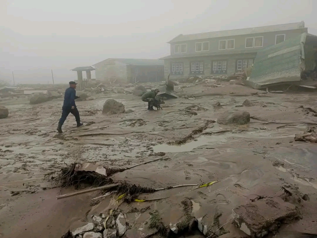 सोलुखुम्बु बाढीको त्रासादी : एक जना बेपत्ता, करोडौंको पशु चौपाया  र भौतिकको क्षेतिको आकलन !