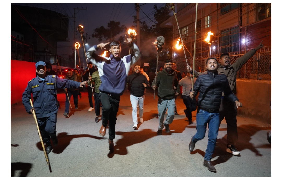 प्रहरीलाई झुक्याएर एमाले अखिलको बानेश्वरमा मशाल जुलुस